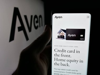 Stuttgart, Almanya - 10-25-2025: Tüketici finans şirketi Aven Financial Inc. 'in web sayfası ile akıllı telefon sahibi kişi logonun önünde ekranda. Telefon ekranının merkezine odaklan.