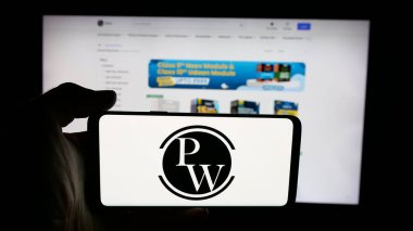 Stuttgart, Almanya - 10-25-2025: Hint Fizik şirketi Wallah Limited 'in (PW) logosuna sahip cep telefonu web sayfası önünde ekranda. Telefon ekranına odaklan.