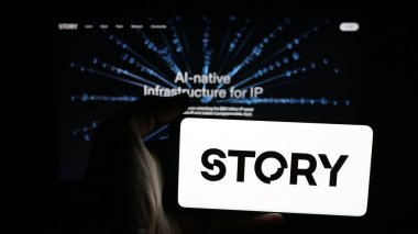 Stuttgart, Almanya - 10-25-2025: İnternet sayfasının önünde üzerinde IP engelleme şirketi Hikaye Protokolü logosu bulunan cep telefonu sahibi kişi. Telefon ekranına odaklan.