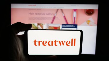 Stuttgart, Almanya - 10-25-2025: Rezervasyon şirketi Treatwell 'in logosunun bulunduğu cep telefonu web sayfasının önünde ekranda. Telefon ekranına odaklan.