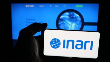 Stuttgart, Almanya - 10-25-2025: İspanyol Inari Enso SL (inari.io) şirketinin logosunun bulunduğu cep telefonu web sayfası önünde ekranda. Telefon ekranına odaklan.