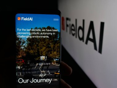 Stuttgart, Almanya - 10-27-2025: ABD 'li teknoloji şirketi Field AI' nin web sayfası olan cep telefonu sahibi kişi logonun önünde ekranda. Telefon ekranının merkezine odaklan.