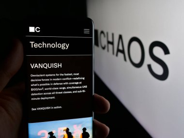 Stuttgart, Almanya - 10-27-2025: ABD 'li savunma şirketi CHAOS Industries Inc.' in web sayfası olan cep telefonu logonun önünde ekranda. Telefon ekranının merkezine odaklan.
