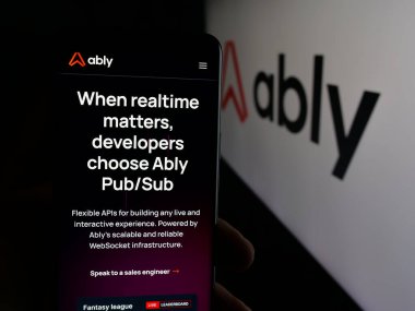 Stuttgart, Almanya - 10-27-2025: Gerçek zamanlı deneyim platformu şirketi Ably 'nin web sayfası olan cep telefonu logonun önünde ekranda. Telefon ekranının merkezine odaklan.