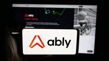Stuttgart, Almanya - 10-27-2025: Gerçek zamanlı deneyim platformu şirketi Ably 'nin logosu olan cep telefonu web sayfasının önünde ekranda. Telefon ekranına odaklan.