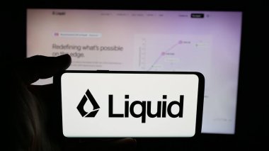 Stuttgart, Almanya - 10-27-2025: Web sayfasının önünde ABD 'li yapay zeka şirketi Liquid AI' nin logosunun bulunduğu cep telefonu sahibi kişi. Telefon ekranına odaklan.