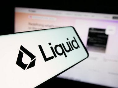 Stuttgart, Almanya - 10-27-2025: Web sitesinin önünde ekranda ABD 'li yapay zeka şirketi Liquid AI' nin logosuna sahip akıllı telefon. Telefon ekranının merkez soluna odaklan.