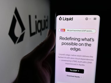 Stuttgart, Almanya - 10-27-2025: ABD 'li yapay zeka şirketi Liquid AI' ın web sayfası olan akıllı telefon sahibi kişi logonun önünde ekranda. Telefon ekranının merkezine odaklan.