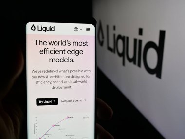 Stuttgart, Almanya - 10-27-2025: ABD 'li yapay zeka şirketi Liquid AI' ın web sayfası olan cep telefonu logonun önünde ekranda. Telefon ekranının merkezine odaklan.