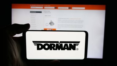 Stuttgart, Almanya - 10-27-2025: ABD 'li oto yedek parça şirketi Dorman Products Inc.' in logosunun bulunduğu cep telefonu web sayfasının önünde ekranda. Telefon ekranına odaklan.