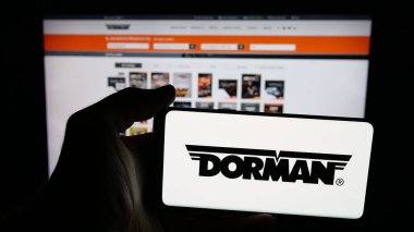 Stuttgart, Almanya - 10-27-2025: ABD 'li oto yedek parça şirketi Dorman Products Inc.' in logosunun bulunduğu cep telefonu web sayfasının önünde ekranda. Telefon ekranına odaklan.