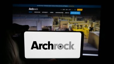 Stuttgart, Almanya - 10-27-2025: Doğal gaz hizmetleri şirketi Archrock Inc. 'in logosunun bulunduğu cep telefonu web sayfası önünde ekranda. Telefon ekranına odaklan.