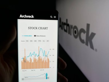 Stuttgart, Almanya - 10-27-2025: Doğal gaz hizmetleri şirketi Archrock Inc. 'in web sayfası olan cep telefonu logonun önünde ekranda. Telefon ekranının merkezine odaklan.
