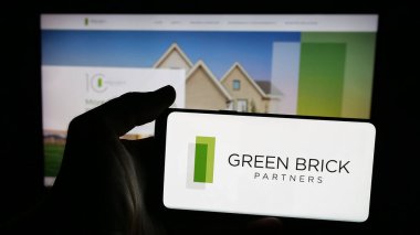 Stuttgart, Almanya - 10-27-2025: Ev yapım şirketi Green Brick Partners Inc. 'in logosunun bulunduğu cep telefonu web sayfasının önünde. Telefon ekranına odaklan.