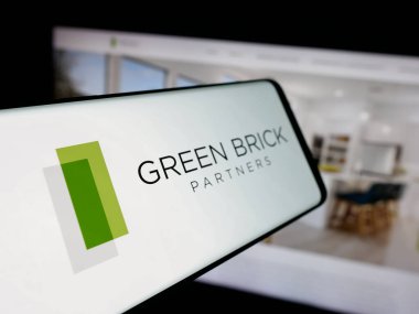 Stuttgart, Almanya - 10-27-2025: Web sitesi önünde ekranda ev yapımı şirketi Green Brick Partners Inc. Telefon ekranının merkez soluna odaklan.