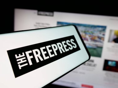 Stuttgart, Almanya - 10-27-2025: ABD 'li medya şirketi The Free Press' in (The FP) logosuna sahip akıllı telefon web sitesinin önünde ekranda. Telefon ekranının merkez soluna odaklan.