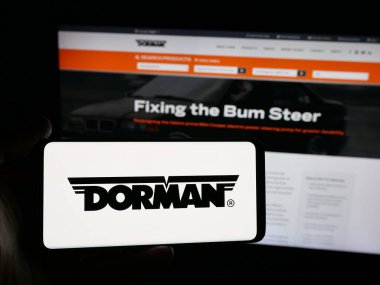 Stuttgart, Almanya - 10-27-2025: ABD 'li oto yedek parça şirketi Dorman Products Inc.' in logosunu taşıyan kişi web sitesinin önünde ekranda. Telefon ekranına odaklan.