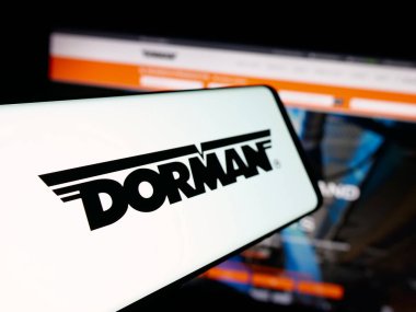 Stuttgart, Almanya - 10-27-2025: ABD 'li oto yedek parça şirketi Dorman Products Inc.' in logosuna sahip akıllı telefon web sitesinin önünde ekranda. Telefon ekranının soluna odaklan.