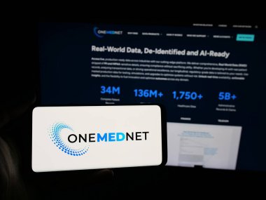 Stuttgart, Almanya - 10-30-2025: Sağlık yazılım şirketi OneMedNet Corporation 'ın logosuna sahip akıllı telefon web sitesinin önünde ekranda. Telefon ekranına odaklan.