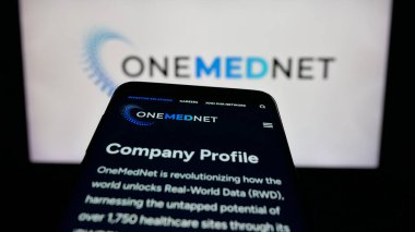Stuttgart, Almanya - 10-30-2025: Sağlık yazılım şirketi OneMedNet Corporation 'ın web sitesi olan cep telefonu logonun önünde ekranda. Telefon ekranının sol üst kısmına odaklan.