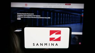 Stuttgart, Almanya - 10-30-2025: ABD 'li elektronik şirketi Sanmina Corporation' ın logosunun bulunduğu cep telefonu web sayfası önünde ekranda. Telefon ekranına odaklan.
