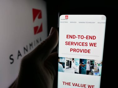 Stuttgart, Almanya - 10-30-2025: ABD 'li elektronik şirketi Sanmina Corporation' ın web sayfası olan cep telefonu logosu önünde ekranda. Telefon ekranının merkezine odaklan.