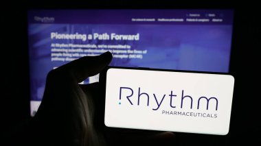 Stuttgart, Almanya - 10-30-2025: Biyofarma şirketi Rhythm Pharmaceuticals Inc. 'in logosunun bulunduğu cep telefonu web sayfasının önünde. Telefon ekranına odaklan.