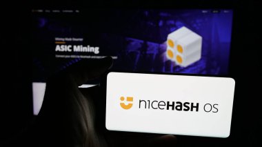 Stuttgart, Almanya - 10-30-2025: Cep telefonunda İsviçreli şifreleme firması NiceHash AG 'nin logosu olan kişi web sayfasının önünde ekranda. Telefon ekranına odaklan.