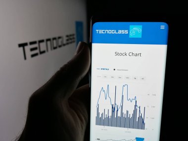 Stuttgart, Almanya - 10-30-2025: Mimari cam şirketi Tecnoglass Inc. 'nin web sayfası olan cep telefonu logonun önünde ekranda. Telefon ekranının merkezine odaklan.