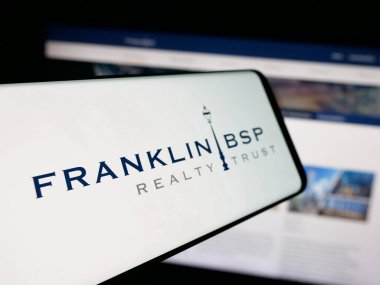 Stuttgart, Almanya - 10-30-2025: Web sitesinin önünde ekranda ABD 'li Franklin BSP Realty Trust Inc.' in logosuna sahip akıllı telefon. Telefon ekranının merkez soluna odaklan.