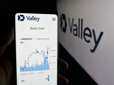 Stuttgart, Almanya - 10-30-2025: ABD 'li finans şirketi Valley National Bank' ın web sayfası olan cep telefonu logosu önünde ekranda. Telefon ekranının merkezine odaklan.