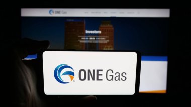 Stuttgart, Almanya - 10-30-2025: ABD 'li doğalgaz şirketi One Gas Inc.' in logosunun bulunduğu cep telefonu web sayfası önünde ekranda. Telefon ekranına odaklan.