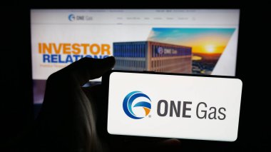 Stuttgart, Almanya - 10-30-2025: ABD 'li doğalgaz hizmet şirketi One Gas Inc.' in logosunu taşıyan cep telefonu web sitesinin önünde ekranda. Telefon ekranına odaklan.