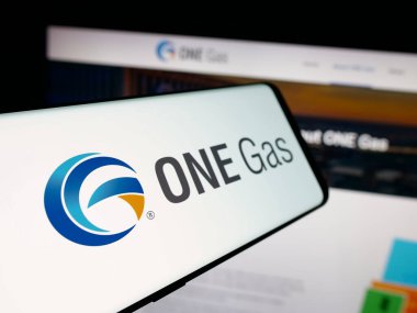 Stuttgart, Almanya - 10-30-2025: Web sitesinin önünde ekranda ABD 'li doğalgaz şirketi One Gas Inc.' in logosuna sahip akıllı telefon. Telefon ekranının merkez soluna odaklan.