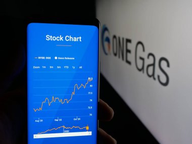 Stuttgart, Almanya - 10-30-2025: ABD 'li doğalgaz şirketi One Gas Inc.' in web sayfası olan cep telefonu logonun önünde ekranda. Telefon ekranının merkezine odaklan.