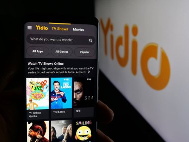 Stuttgart, Almanya - 10-30-2025: ABD 'li video birleştirme şirketi Yidio LLLC' nin web sayfası olan cep telefonu logonun önünde ekranda. Telefon ekranının merkezine odaklan.