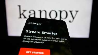 Stuttgart, Almanya - 10-30-2025: ABD video yayın platformu şirketi Kanopy 'nin web sitesi bulunan cep telefonu logonun önünde ekranda. Telefon ekranının sol üst kısmına odaklan.