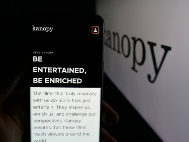Stuttgart, Almanya - 10-30-2025: ABD 'li video yayın platformu şirketi Kanopy' nin internet sayfası olan cep telefonu logonun önünde ekranda. Telefon ekranının merkezine odaklan.