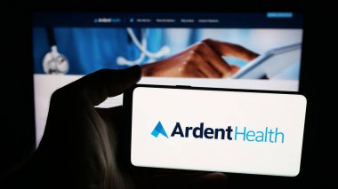 Stuttgart, Almanya - 10-30-2025: Sağlık hizmetleri şirketi Ardent Health Inc 'in logosunun bulunduğu cep telefonu web sayfasının önünde. Telefon ekranına odaklan.