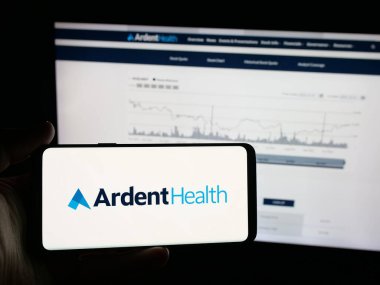 Stuttgart, Almanya - 10-30-2025: Web sitesi önünde Ardent Health Inc. 'in logosuna sahip akıllı telefon sahibi kişi. Telefon ekranına odaklan.
