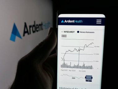 Stuttgart, Almanya - 10-30-2025: Sağlık hizmetleri şirketi Ardent Health Inc 'in web sayfası ile akıllı telefon sahibi kişi logo önünde ekranda. Telefon ekranının merkezine odaklan.