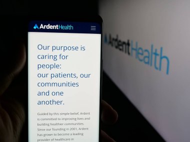 Stuttgart, Almanya - 10-30-2025: Sağlık hizmetleri şirketi Ardent Health Inc 'in web sayfası ile logo önünde cep telefonu tutan kişi. Telefon ekranının merkezine odaklan.