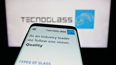 Stuttgart, Almanya - 10-30-2025: Mimari cam şirketi Tecnoglass Inc. 'nin web sitesiyle birlikte cep telefonu logonun önünde ekranda. Telefon ekranının sol üst kısmına odaklan.