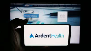 Stuttgart, Almanya - 10-30-2025: Sağlık hizmetleri şirketi Ardent Health Inc 'in logosunun bulunduğu cep telefonu web sayfası önünde ekranda. Telefon ekranına odaklan.