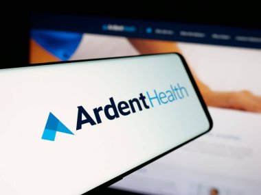 Stuttgart, Almanya - 10-30-2025: Web sitesi önünde ekranda sağlık hizmetleri şirketi Ardent Health Inc 'in logosuna sahip akıllı telefon. Telefon ekranının soluna odaklan.