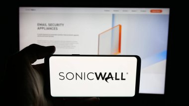 Stuttgart, Almanya - 10-30-2025: ABD 'li siber güvenlik şirketi SonicWall Inc.' in logosunun bulunduğu cep telefonu web sayfasının önünde. Telefon ekranına odaklan.