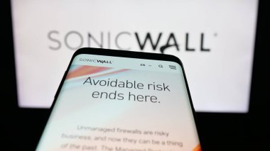 Stuttgart, Almanya - 10-30-2025: ABD 'li siber güvenlik şirketi SonicWall Inc.' in web sitesi logonun önünde ekranda. Telefon ekranının sol üst kısmına odaklan.