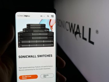 Stuttgart, Almanya - 10-30-2025: ABD 'li siber güvenlik şirketi SonicWall Inc.' in web sayfası olan cep telefonu logonun önünde ekranda. Telefon ekranının merkezine odaklan.
