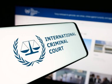 Stuttgart, Almanya - 10-30-2025: İnternet sitesi önünde Uluslararası Ceza Mahkemesi (ICC) örgütünün logosuna sahip akıllı telefon. Telefon ekranının merkez soluna odaklan.