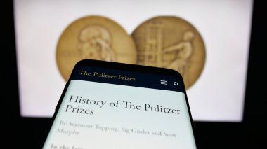 Stuttgart, Almanya - 10-30-2025: ABD gazetecilik ödülleri web sitesi bulunan cep telefonu logonun önünde ekranda Pulitzer Ödülleri. Telefon ekranının sol üst kısmına odaklan.